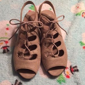 Munro khaki laced up front heels- leather upper